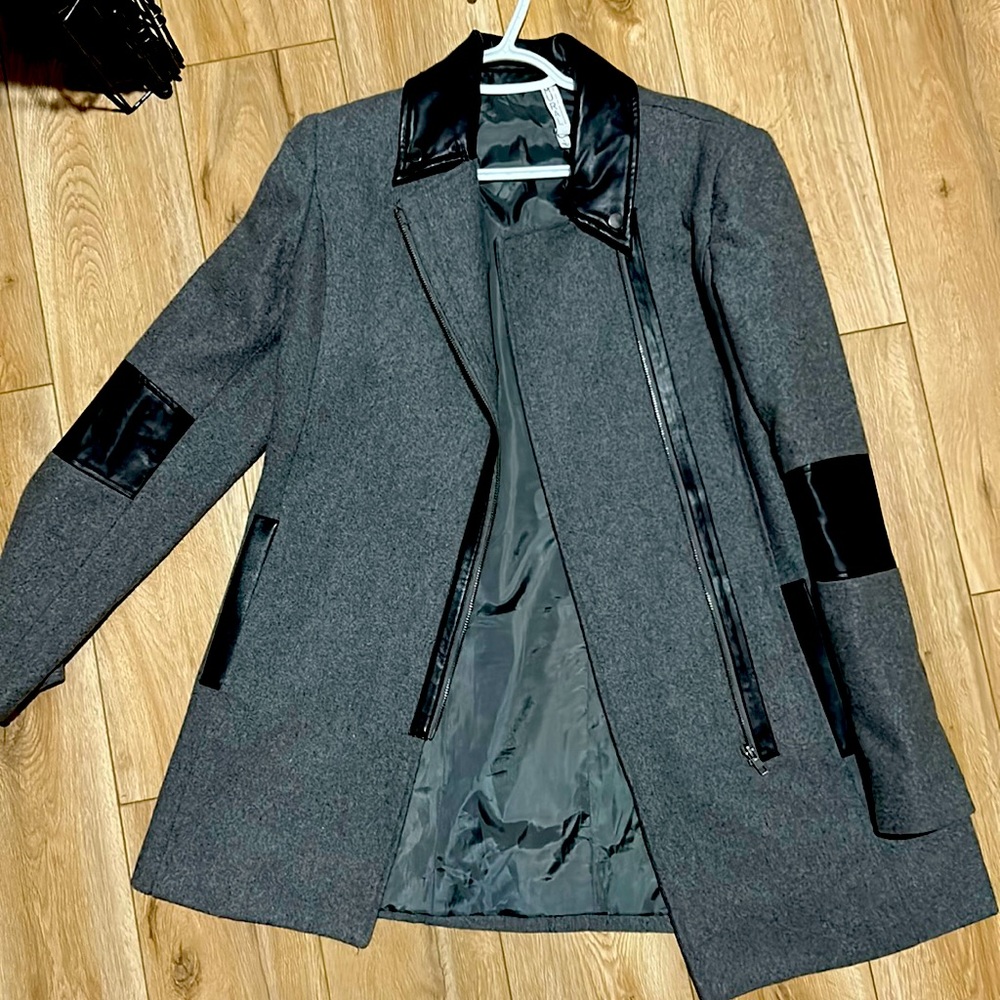 Mural grey Jacket with great leather details.